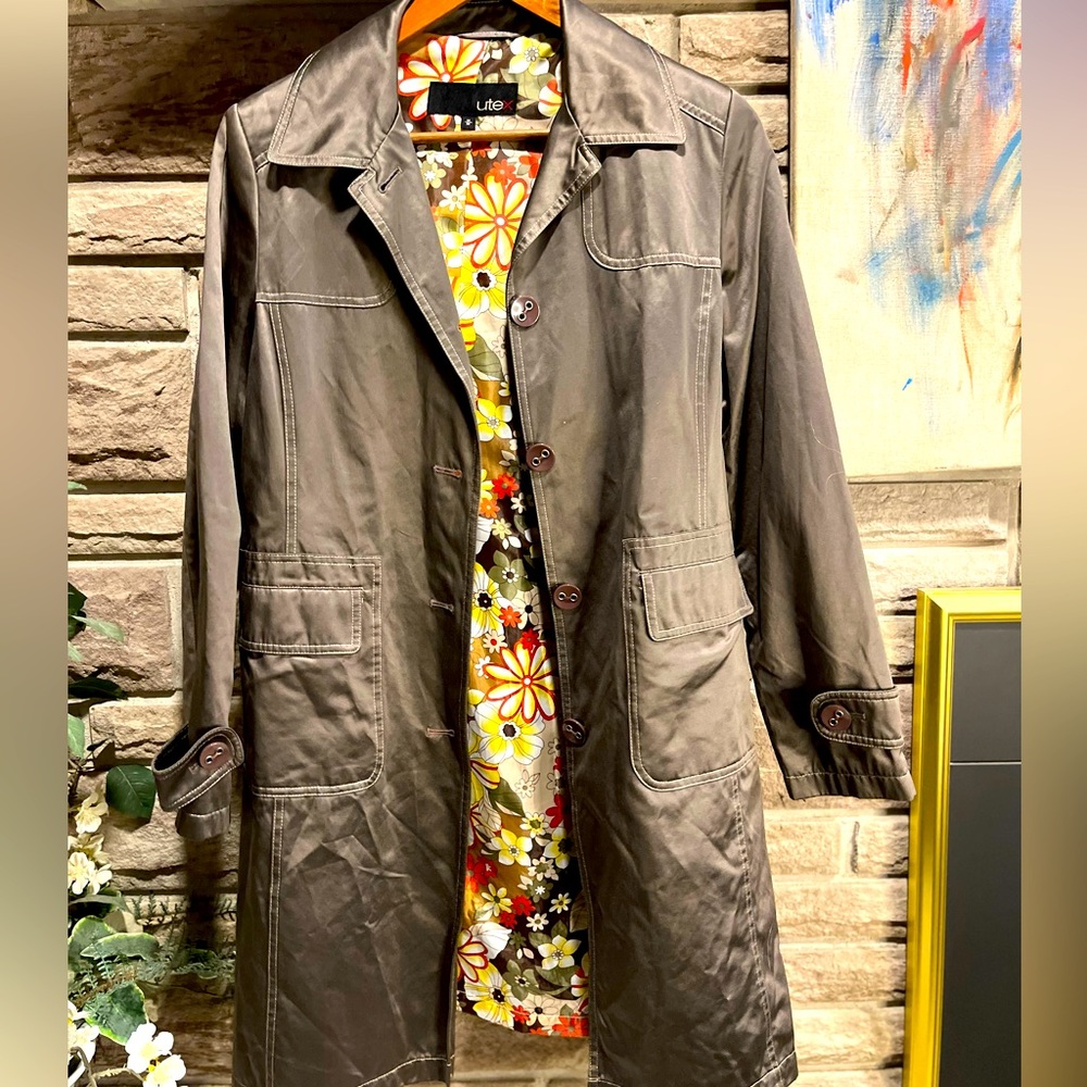 UteX trench coat with floral lining. Size M